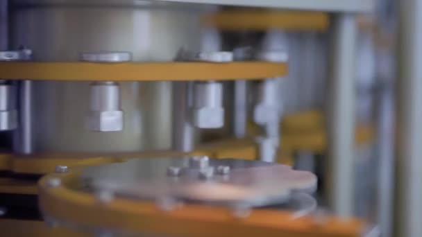 Close-up - equipamento automático de controle de qualidade da máquina de inspeção para ampolas — Vídeo de Stock