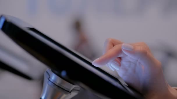 Ręka kobiety za pomocą ekranu dotykowego wyświetlacza podłogi stojącej czarny tablet kiosk — Wideo stockowe