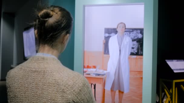 Vrouw met interactieve contactloos display kiosk zonder Touch Control-technologie — Stockvideo