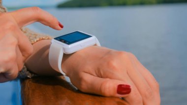 giyilebilir akıllı izle kullanan kadın