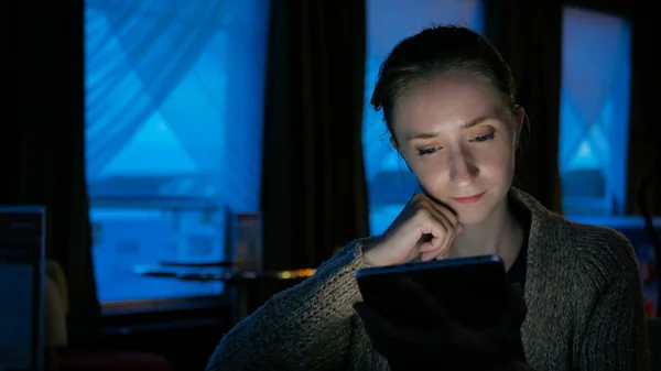Žena používající digitální tablet počítač zařízení v kavárně — Stock fotografie