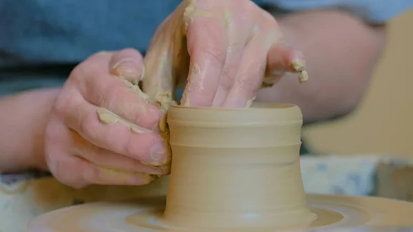 Pote de alfarero profesional en taller de cerámica — Foto de Stock