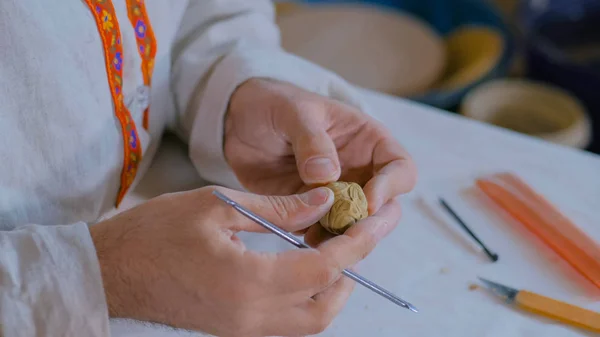 Pottenbakker maken van klei figuur voor bordspel — Stockfoto