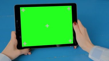 Renk anahtar kavramı - kadın elinde boş yeşil ekranile tablet bilgisayar
