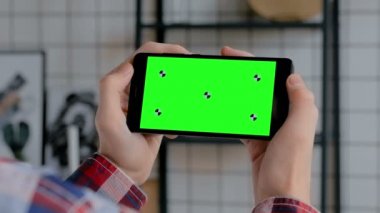 Boş yeşil ekranlı siyah akıllı telefon tutan adam - renk anahtarı konsepti