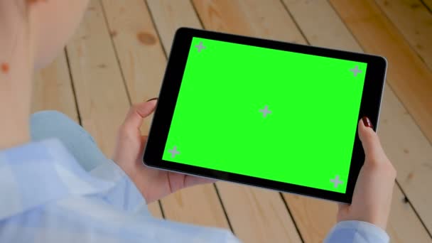 Chroma Key concept-vrouw kijkt naar tablet computer met blanco groen scherm — Stockvideo