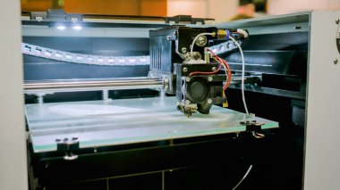 3D baskı makinesi plastik model yazdırıyor