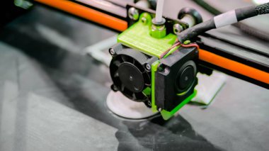 3D baskı makinesi plastik model yazdırıyor