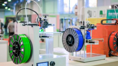 Üç boyutlu yazdırma makinesi fiziksel 3B modeli yazdırır