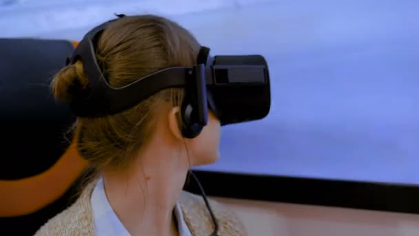 Jonge vrouw met virtual reality bril en rondkijkend - VR concept — Stockvideo