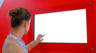 Beyaz ekran konsepti - sergide boş beyaz ekran duvarına bakan kadın