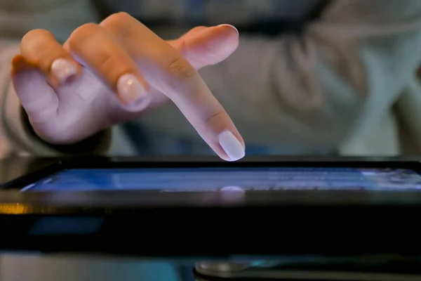 Vrouw hand met touchscreen weergave van de vloer staande zwarte tablet kiosk — Stockfoto