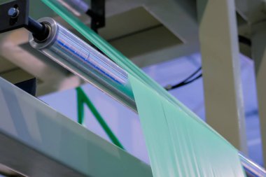 Otomatik plastik torba yapma makinesi - yeşil polietilen filmli silindir