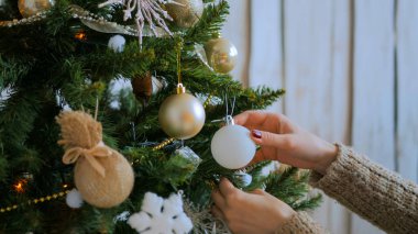 Noel ağacını oyuncaklarla süsleyen kadın