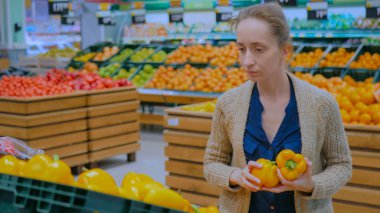 Taze turuncu biber bakkal satın alma kadın