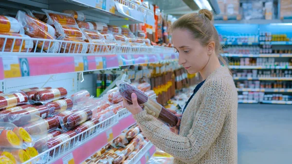 Sosis süpermarkette satın alma kadın