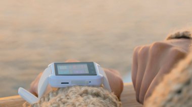 giyilebilir akıllı izle kullanan kadın