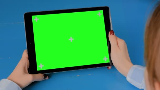 Женщина смотрит на планшетный компьютер с зеленым экраном - концепция хрома ключ дисплей — стоковое видео