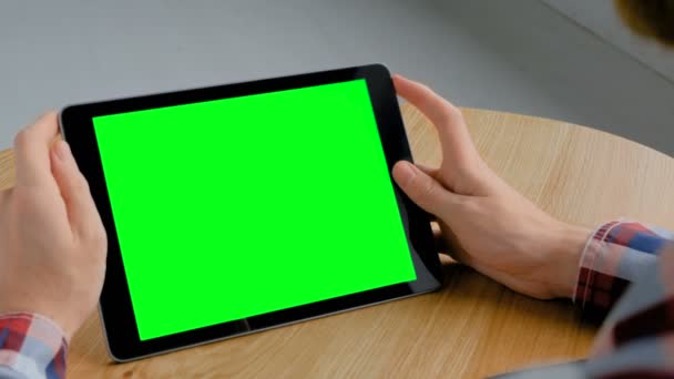 Concepto clave de croma - hombre mirando tableta con pantalla verde — Vídeo de stock