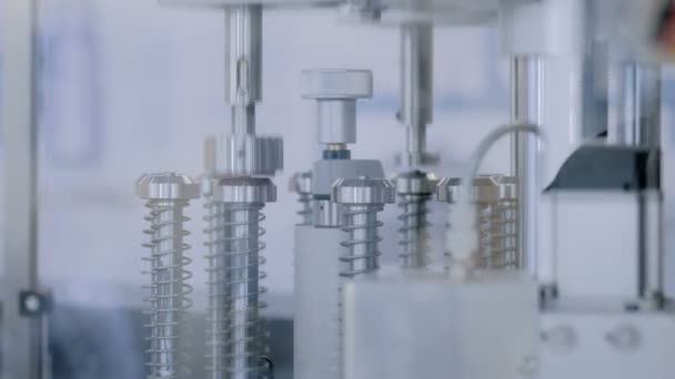 Máquina automática de llenado y sellado de ampollas en fábrica de farmacia — Vídeos de Stock