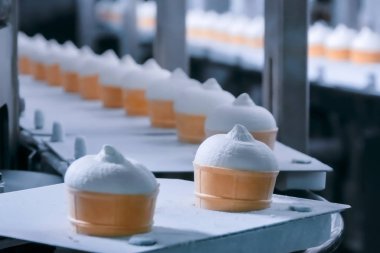 Otomatik teknoloji konsepti - gıda fabrikasında dondurma külahlı taşıyıcı bant