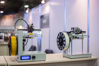 İş yerinde modern teknoloji sergisi sırasında üç boyutlu 3d yazıcılar