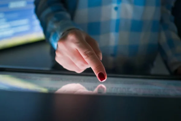 Vrouw met interactieve touchscreen display in modern museum of tentoonstelling — Stockfoto