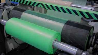 Otomatik plastik torba yapma makinesi - yeşil polietilen filmli silindir
