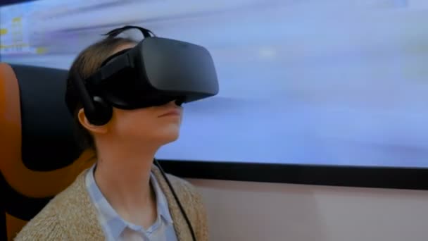 Mladá žena používající brýle virtuální reality a rozhlížející se - VR koncept — Stock video