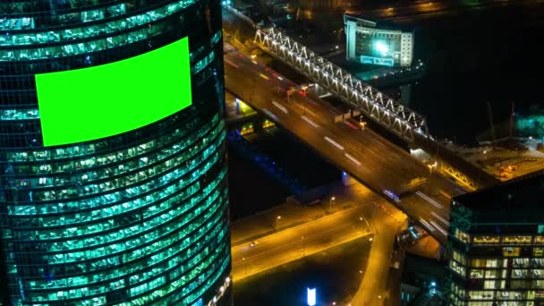 Timelapse-blanco groen scherm billboard op gebouw en autoverkeer 's nachts — Stockvideo