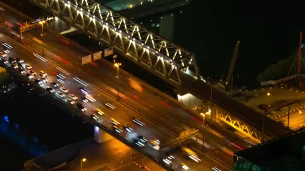 Časové osy: rychlé pohybující se dopravní automobily a teplé pouliční světlo v noci — Stock video