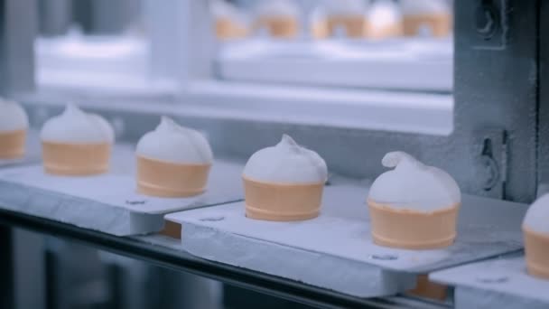 Eiscreme automatische Produktionslinie bei modernen Molkereiprodukten — Stockvideo
