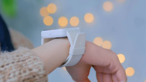 Mujer usando reloj inteligente en casa — Foto de Stock