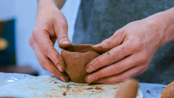 陶瓷工场专业男性陶工制作杯子 — 图库照片