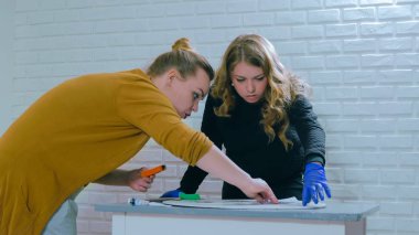 Ahşap daire dekorasyon boya nasıl açıklayan profesyonel kadın dekoratör