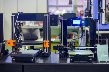 İş yerinde modern teknoloji sergisi sırasında üç boyutlu 3d yazıcılar