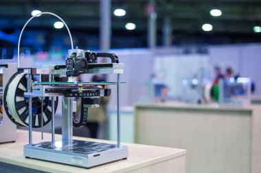 3D baskı makinesi plastik model yazdırıyor