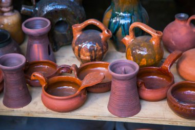 Farklı toprak testiler, bardak ve tencere