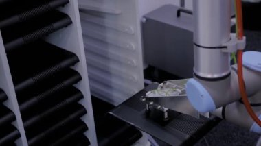 Otomatik robotik kol hareket eder ve nesneleri ticaret fuarı, sergi
