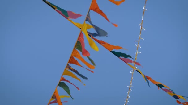 Dekoratív koszorú szatén zászlók integető a szél - ünnep koncepció — Stock videók