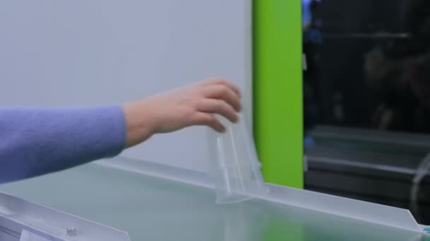 Automatische robot productielijn met bewegende plastic bekers op transportband — Stockvideo