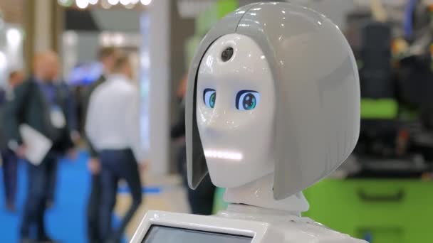 Porträtt av vit robot huvud tittar runt på utställningen — Stockvideo