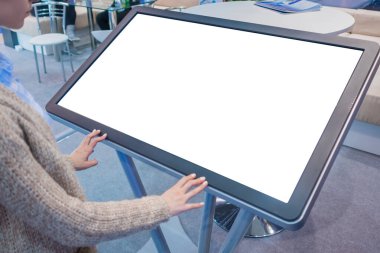 Sergide boş beyaz ekran kioskuna bakan kadın - beyaz ekran konsepti