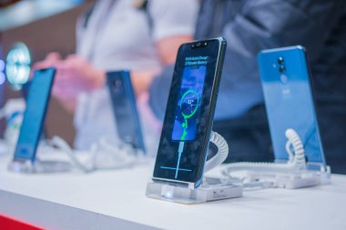 Huawei 'nin elektronik mağazasındaki yeni akıllı telefon modelleri.