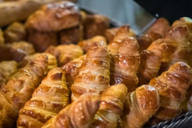 Fransız pastanesinin tezgahında satılık taze kruvasan çeşitleri.