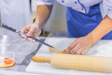 Profesyonel aşçılık kavramı - pastanede hamur hazırlama süreci, restoran