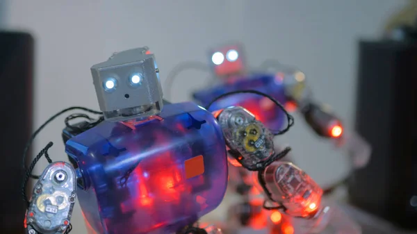 Robots humanoides bailando en espectáculo robótico —  Fotos de Stock