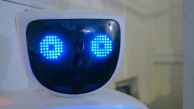 Robot Show'da mavi gözlü beyaz robot