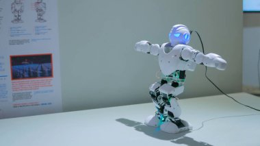 İnsansı robot Robotik Show'da dans