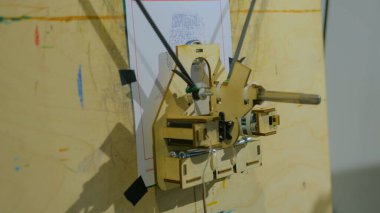 Portre çizim kalem ile robot kol